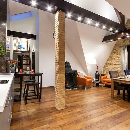 The Cozy Attic In The City Center *